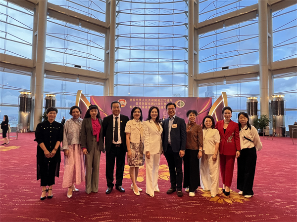 1721274619979856.jpg 翟美卿董事长与部分出席晚会的深圳市侨商会成员合影.jpg